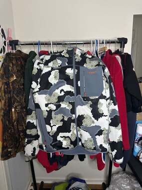 Schnee's Bozeman Montana Full-Zip Camo Fleece Softshell Jacket